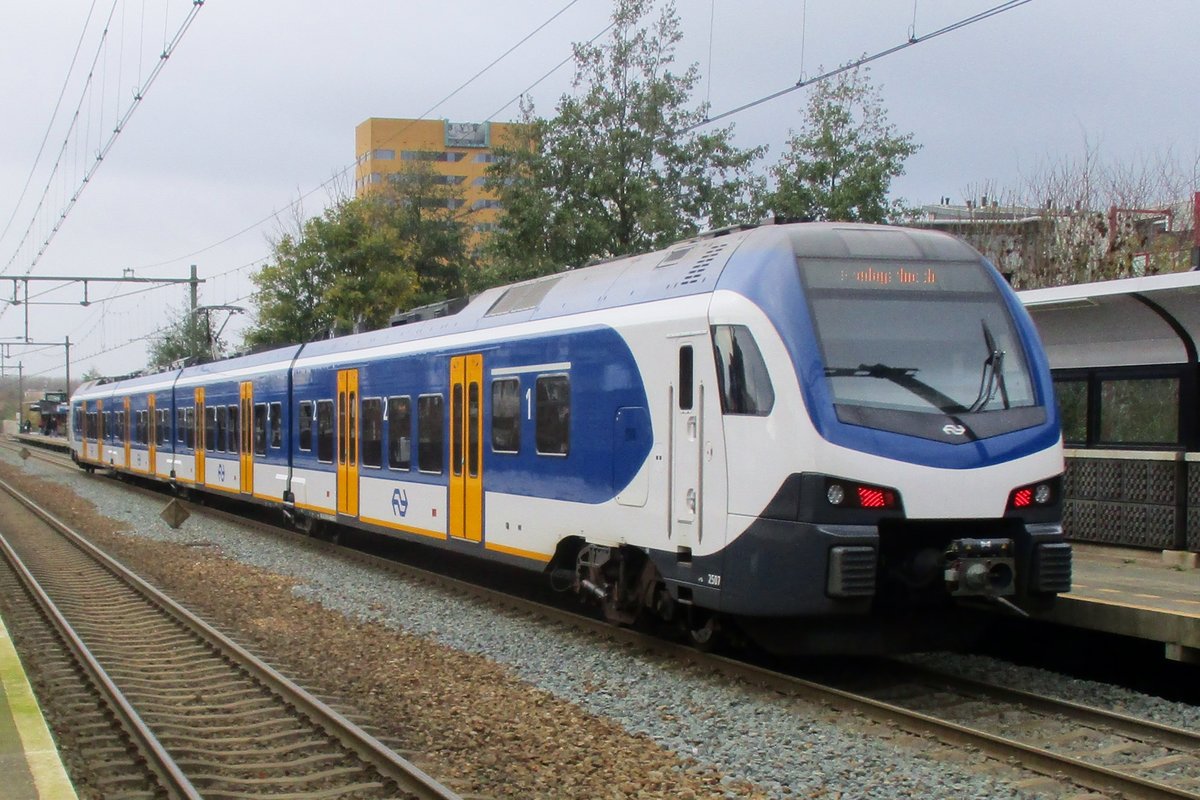 NS 2507 verlässt am 18 November 2017 Nijmegen-Dukenburg.