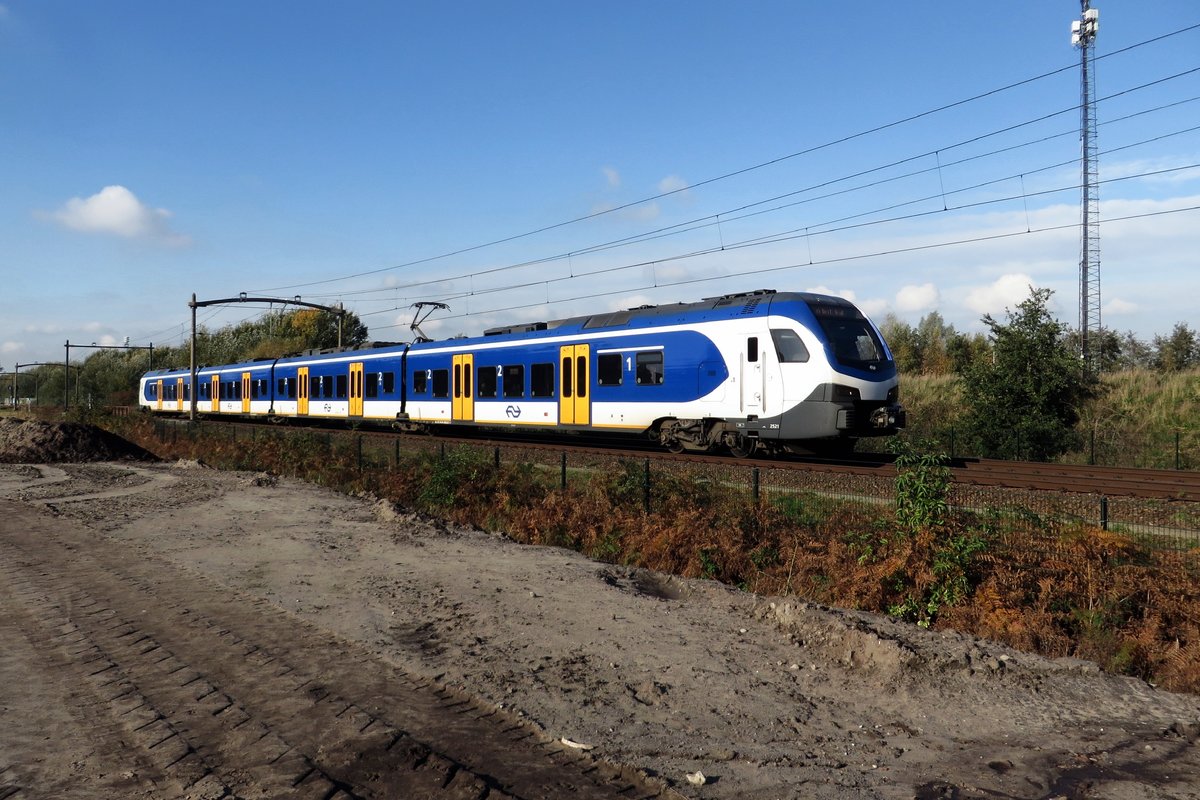 NS 2511 verläst am 5 November 2020 Tilburg-Reeshof.