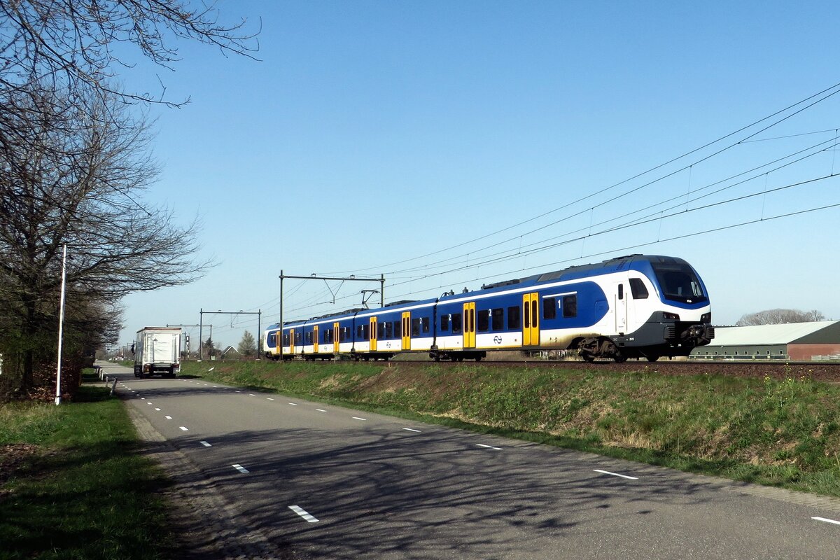 NS 2513 durchfahrt Roond am 31 März 2021. Leider hat hohes Gitterwerck dieser Fotostelle ins Vergangenheit geschoben...