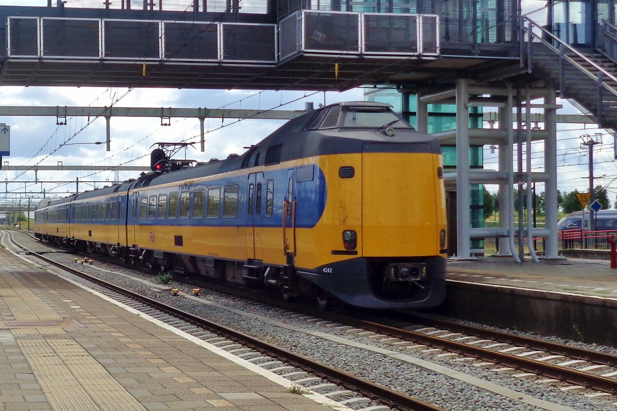 NS 4242 durchfahrt Lage Zwaluwe am 24 Augustus 2018.