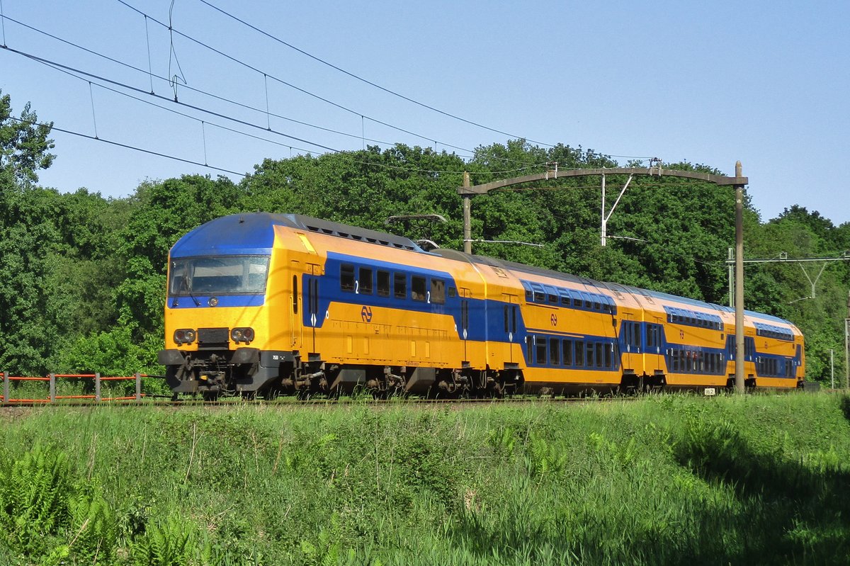 NS 7533 passiert Tilburg Oude Warande am 26 Mai 2017.