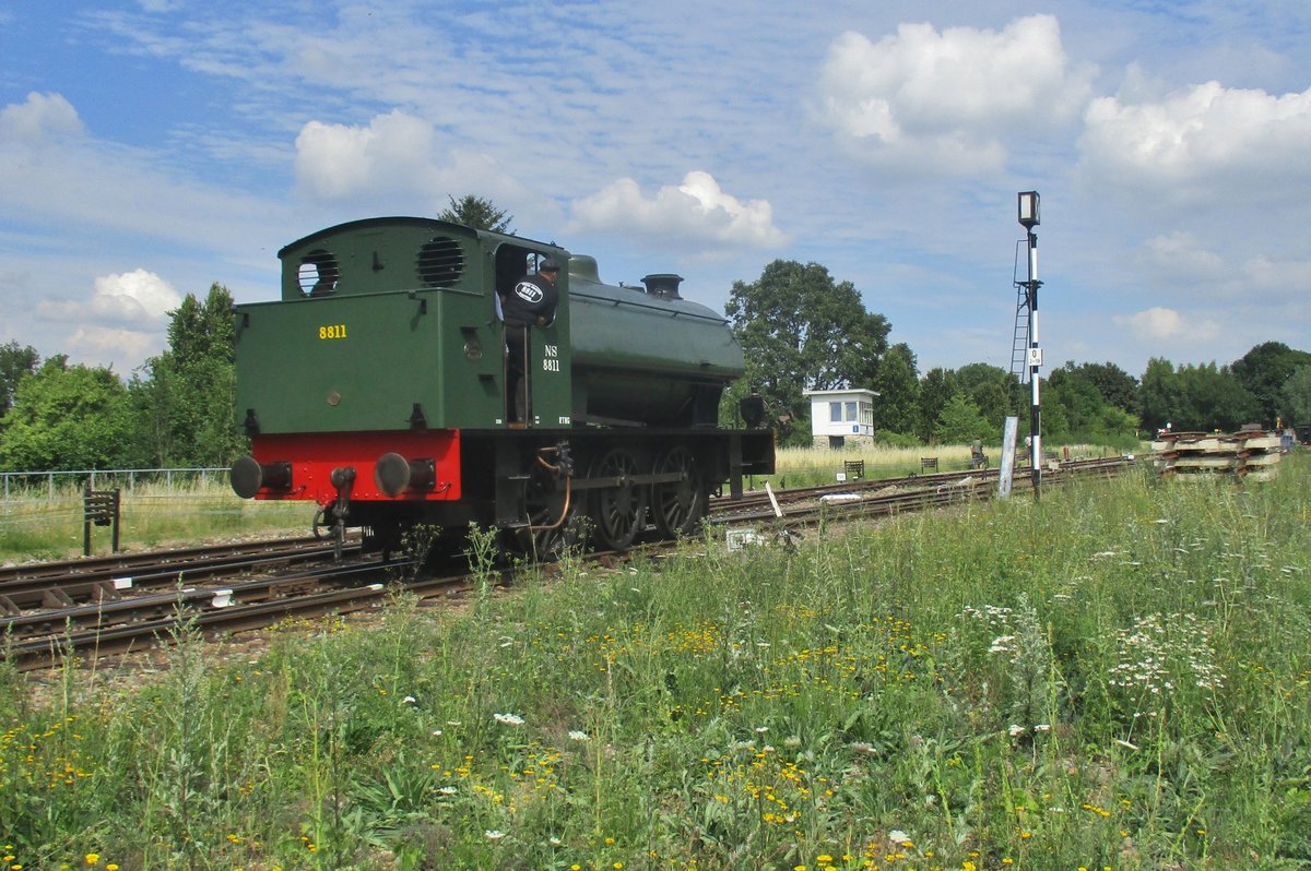 NS 8811 lauft am 8 Juli 2017 in Simpelveld um.