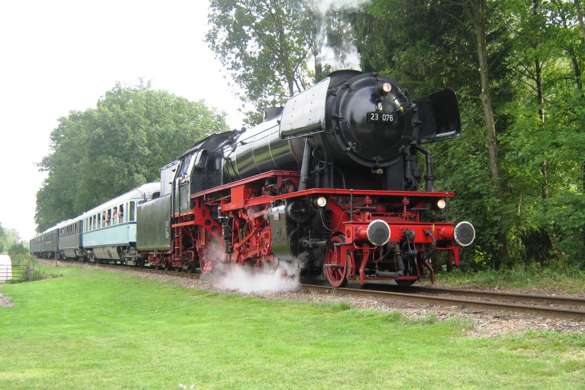 NS-Museumszug mit 23 076 fahrt am 2 September 2012 in Loenen ein.