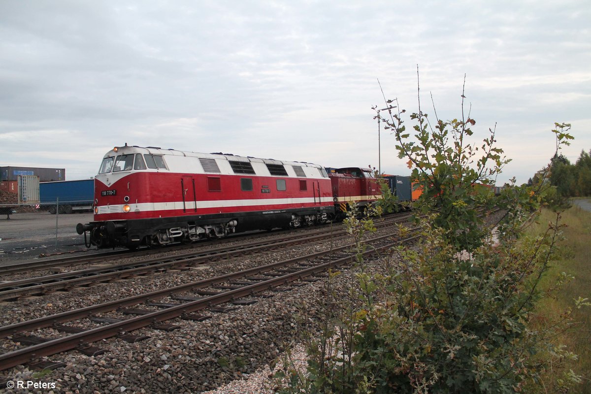 Nun drücken 118 770 ex MTEG jetzt PRESS und 204 237 MTEG den Containerzug Teil 1 auf Gleis 4 im Bahnhof. 04.10.17