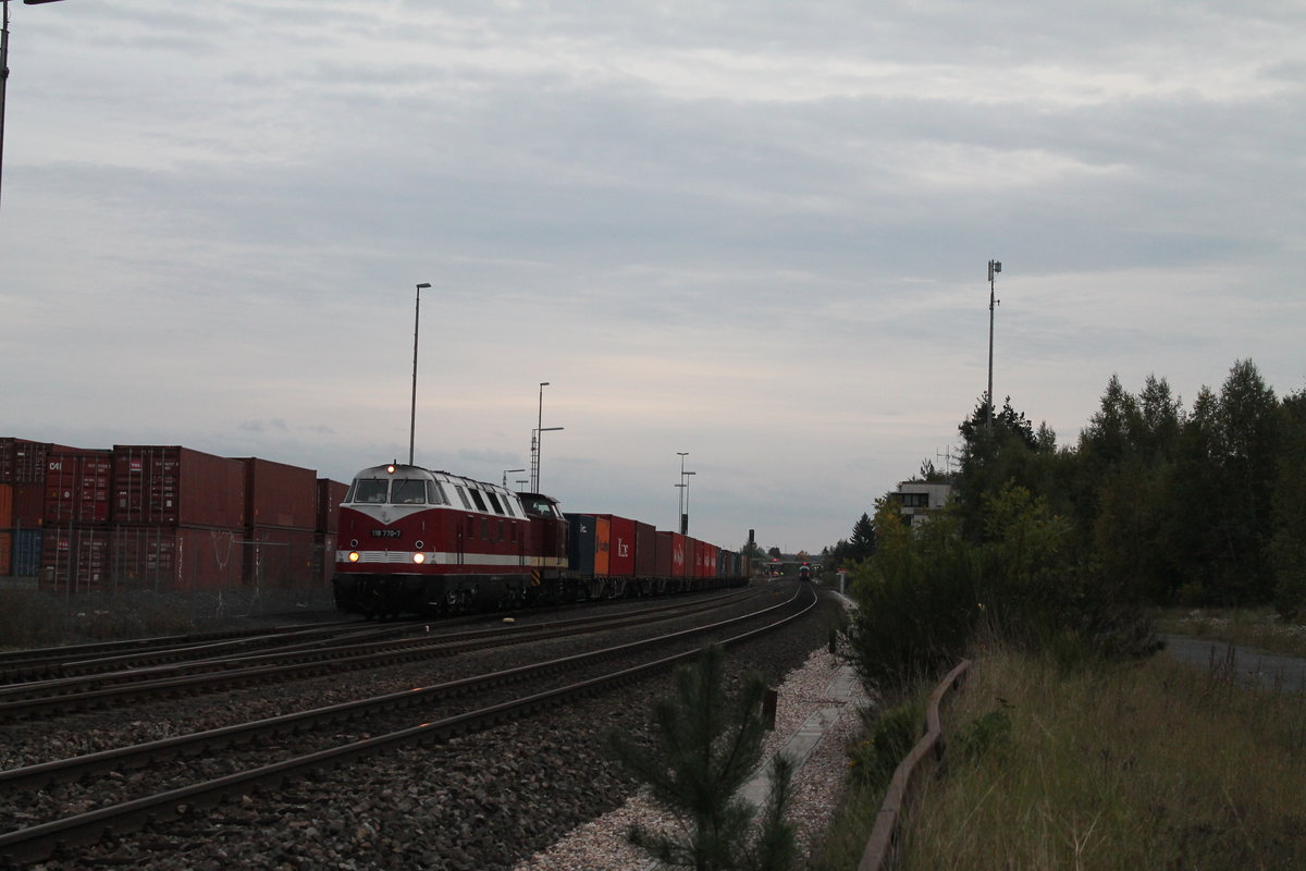 Nun drücken 118 770 ex MTEG jetzt PRESS und 204 237 MTEG den Containerzug Teil 1 auf Gleis 4 im Bahnhof. 04.10.17