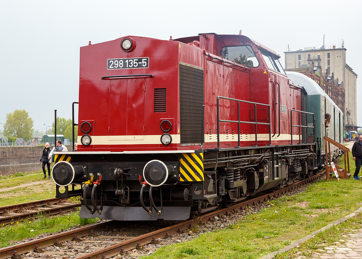 
Nun erstrahlt sie auch wieder im alten Farbkleid.....
Die 298 135-5 (98 80 3298 135-5 D-OST) von LOK OST - Lokführerdienstleistungen Olof Stille, Staßfurt, ex DR 201 135-1, ex DR 110 135-1, ex DR V 100 135, ausgestellt am 06.05.2017 auf dem Familienfest der Magdeburger Eisenbahnfreunde im Wissenschaftshafen Magdeburg.

Die V 100.1 wurde 1969 bei LEW (VEB Lokomotivbau Elektrotechnische Werke „Hans Beimler“, Hennigsdorf) unter der Fabriknummer 12436 gebaut und als V 100 135 an die DR ausgeliefert. 1993 erfolgte der Umbau in 298 135-5, die Ausmusterung bei der DB erfolgte bereits 1994 und sie ging an SWT - Stahlwerk Thüringen GmbH in Unterwellenborn als 298-25. Im Jahre 2013 wurde sie wegen Fristablauf abgestellt. Im Dezember 2015 wurde sie von Lok OST erworben und nun nach 19 Jahren Werksrangierdienst, und 3 Jahren Abstellzeit endlich wieder im Streckendienst. Die 298 135-5 hat am 01.04.2016 die MaLoWa Bahnwerkstatt in Benndorf/Klostermansfeld nach erfolgreicher Hauptuntersuchung verlassen. Somit steht die Lok dem Betriebsdienst wieder zur Verfügung. Hauptziel war erstmal die betriebsfähige Ertüchtigung der Lok. Eine Neulackierung ist erst in den nächsten Monaten vorgesehen.

Technische Daten:
Spurweite: 1.435 mm (Normalspur)
Achsformel: B’B’
Länge über Puffer: 14.240mm
Drehzapfenabstand: 7.000mm  
Radsatzabstand im Drehgestell: 2.300mm
Leistung: 750 kW
Höchstgeschwindigkeit: 80 km/h (Streckengang) 33 km/h (Rangiergang)
Fahrzeuggewicht: 67,3 t