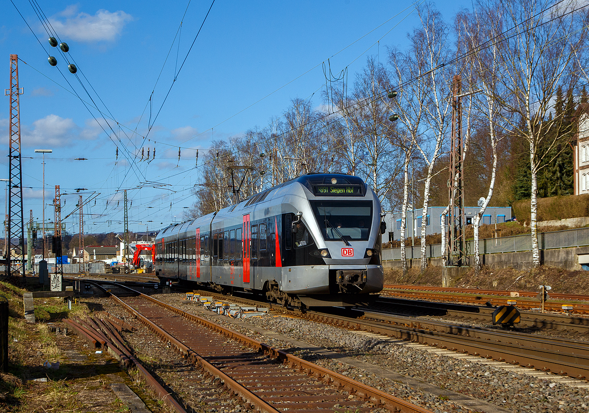 Nun mit DB-Logo.....
Nach der Insolvenz  der Abellio Rail NRW GmbH ist das Ruhr-Sieg-Netz (RE 16 und RB 91), wie auch die Stadler FLIRT dieser Linie, an die DB Regio NRW gegangen.

DB Stadler FLIRT ET 23 2101 (94 80 0427 600-2 D-DB / 94 80 0827 100-9 D-DB / 94 80 0427 100-3 D-DB), ex Abellio Rail NRW ET 23 2101  Altena (Westf.) , ex ET 23 001, fährt am sonnigen 23.02.2022, als RB 91  Ruhr-Sieg-Bahn  (Hagen - Finnentrop - Kreuztal – Siegen), von Kreuztal weiter in Richtung Siegen. 

Der FLIRT wurde 2007 von der Stadler Pankow GmbH in Berlin unter der Fabriknummer 37655 gebaut. Er wurde von Macquarie Rail (vormals CBRail) an die Abellio Rail NRW GmbH verleast bzw. vermietet. Im Jahr 2020 verkaufte Macquarie das Leasinggeschäft für Schienenfahrzeuge an die französischen Konkurrenten Akiem. Ob die DB Region nun der Eigentümer ist oder neuer Mieter ist mir nicht bekannt. 