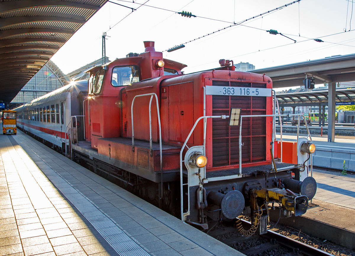 
Nun noch von der anderen Seite....
Die 363 116-5 (98 80 3363 116-5 D-DB) der DB Schenker Rail Deutschland (ex DB 365 116-3, DB 361 116-7, DB 261 116-8 sowie DB V 60 1116) rangiert am 01.07.2015 IC-Wagen aus dem Hbf Frankfurt am Main.
