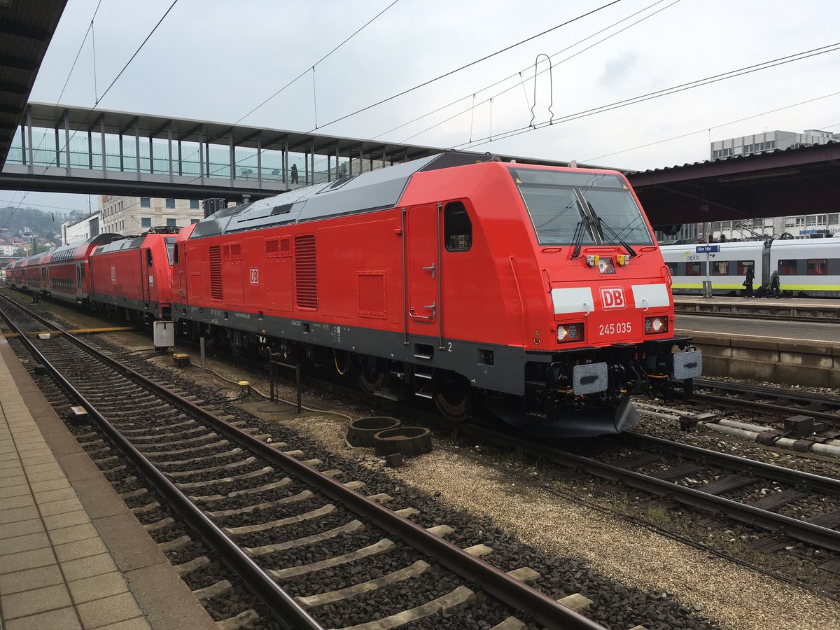 Nun sollen sie auch nach Ulm kommen um die Br 218 zu ersetzen: Die Br 245

Hier gleich mal eine Zusammensetzung, die man so auch nicht oft sehen wird:

245 035 vor 146 211 und 4 DoSto Wagen warten in Ulm auf freie Fahrt.


 