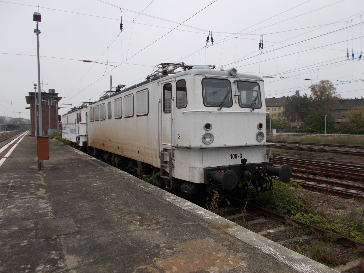 Nun stehen sie wieder in Berlin Lichtenberg,auf ihren Stammplatz,ohne Beschäftigung:GVG 109-3 und 109-2.Aufgenommen am 25.Oktober 2014.