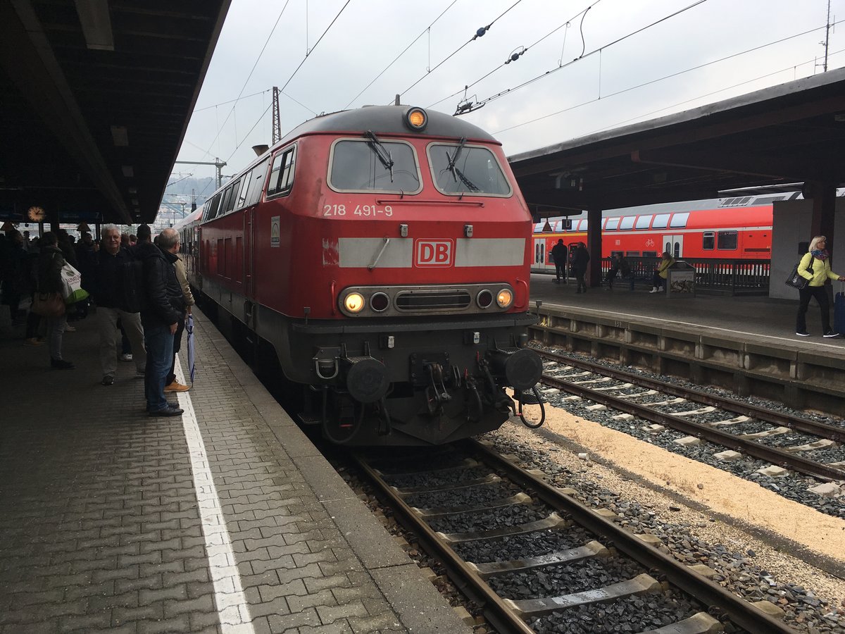 Nun ist der Tag wieder gekommen...
... der offiziell letzte Einsatztag der Br 218 mit n Wagen im Donautal (28.04.17)

Seit Februar war die Br 218 mit 3 n Wagen wieder im Donautal unterwegs bis heute den 28.04.17 durfte sie uns wieder beehren.

Hier zu sehen als Re 22336 bei der Bereitstellung in Ulm am 28.04.17

Wir nehmen Abschied und hoffen auf baldiges Wiedersehen.