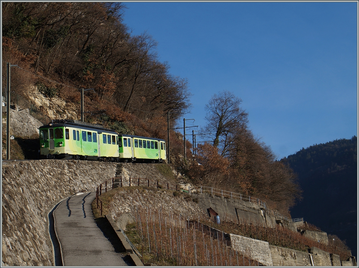 Nun verkehrt, seit Novemeber 2015, der 1966 gebaute A-L BDe 4/4 301 in den hellen TPC Farben. Hier ist er mit einem Bt als Regionalzug 353 von Leysin nach Aigle unterwegs und konnte etwas oberhalb von Aigle fotografiert werden. 25. Jan. 2016