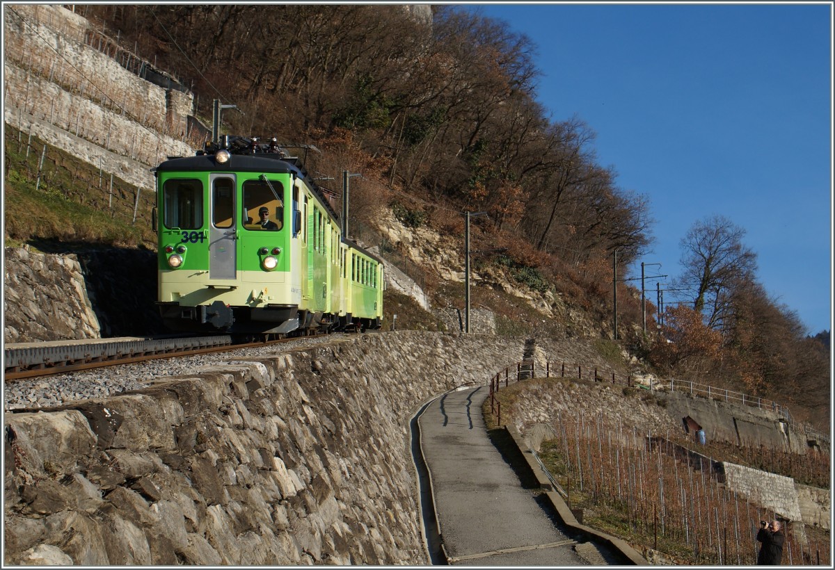 Nun verkehrt, seit Novemeber 2015, der 1966 gebaute A-L BDe 4/4 301 in den hellen TPC Farben. Hier ist er mit einem Bt als Regionalzug 353 von Leysin nach Aigle unterwegs und konnte etwas oberhalb von Aigle fotografiert werden. 25. Jan. 2016