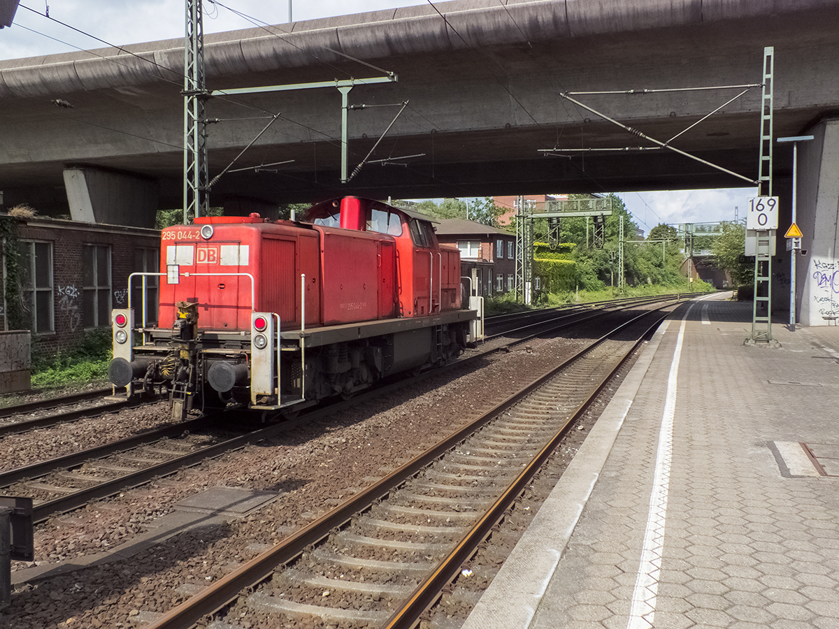 Nur im äußersten Norden Deutschlands war die Baureihe 295 zeitlebens unterwegs. Mittlerweile schrumpfen die Bestände Gravita-bedingt und nicht mehr lange, und es wird mehr 295er in Privatbahnbesitz als bei der DB geben. 295 044 ist noch verkehrsrot und für die DB unterwegs. Hier ist sie am 11.08.14 in Hamburg-Harburg wahrscheinlich auf dem Weg in die ausgedehnten Hafenanlagen.