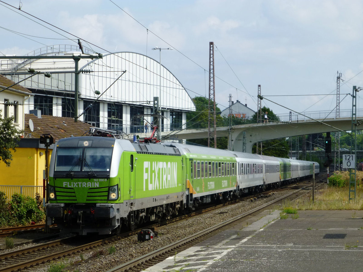 Nur vier der insgesamt elf Bestandteile dieses Flixtrains sind auch im typischen Grün des Unternehmens gehalten, als er am 5.8.19 durch Oberbarmen fährt. Dazu gehört auch die Zuglok 193 990.