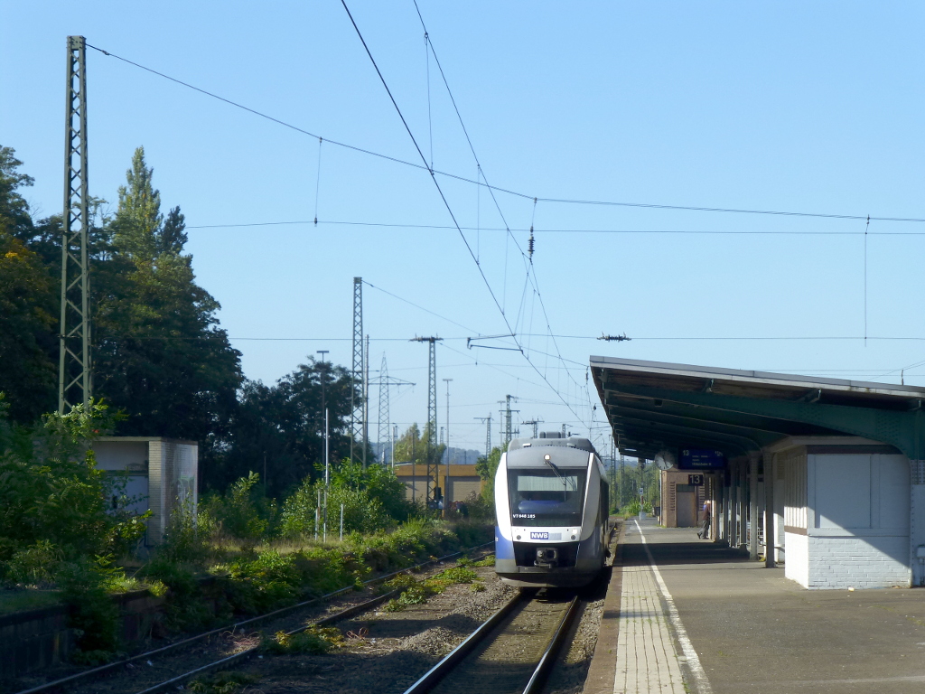 NWB-Lint VT 648 185 wartet in Löhne auf Gleis 13 auf die Reisende, die auch Richtung Kreiensen wollen.