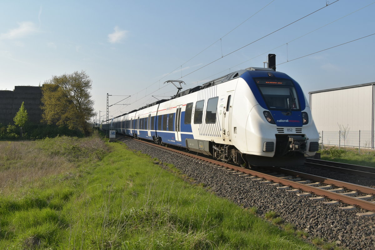 NX Triebwagen 9442 852 führt einen RE7 nach Solingen Hbf, wo die Linie wegen Bauarbeiten in Wuppertal in den Osterferien endet. 20.4.2017