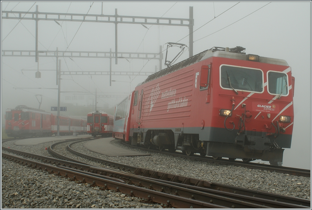 Oberalppass mit Galcier-Express, MGB Regionalzügen und Nebel.
22. Aug. 2009