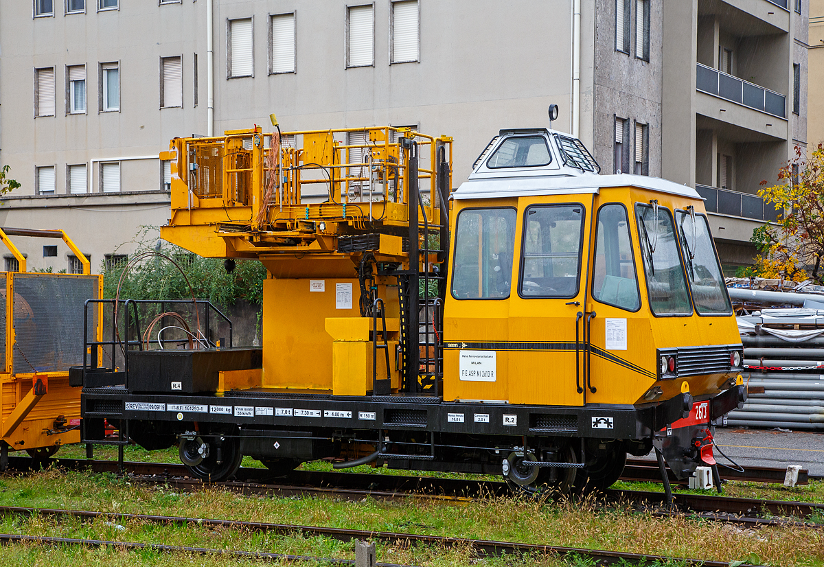 Oberleitungsinstandhaltungs-Fahrzeug (Autoscala Pesante) S45 2613 (FE ASP MI 2613 R) bzw. IT-RFI 161293-1 der RFI - Rete Ferroviaria Italiana MILAN - Mailand (die Betriebsgesellschaft für den Bereich Schienennetz und Eisenbahninfrastruktur der FS), abgestellt am 03.11.2019 beim Bahnhof Lecco. 
Gebaut wurde das Fahrzeug von der SAEM S.P.A. in Rom.

Technische Daten:
Spurweite: 1.435 mm
Achsfolge: B
Länge über Puffer: 7.300 mm
Achsabstand: 4.000 mm
Laufraddurchmesser: 760 mm (neu)
Höchstgeschwindigkeit: 55 km/h
Eigengewicht: 12.000 kg
Nutzlast: 2.000 kg Max.
Belastung der Hebebühne: 600 kg
Ungewöhnlich sind die außenliegenden Bremsen und Bremsscheiben.
