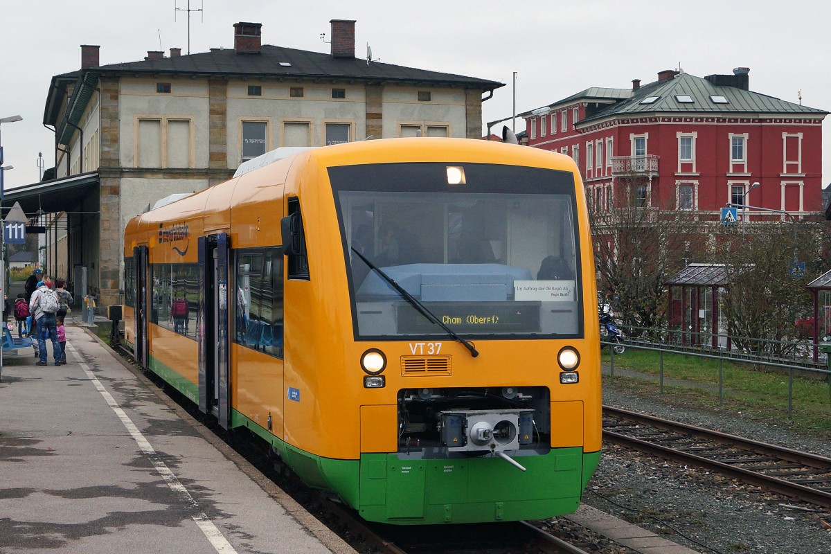 Oberpfalzbahn: Im Auftrag der DB Regio AG, Region Bayern wird der Personenverkehr zwischen Schwandorf und Furth im Wald mit VT der Oberpfalzbahn betrieben. Am 20. November 2014 stand der VT 37 auf dem Endbahnhof Furth im Wald an der tschechischen Grenze zur Abfahrt nach Cham bereit.
Foto: Walter Ruetsch