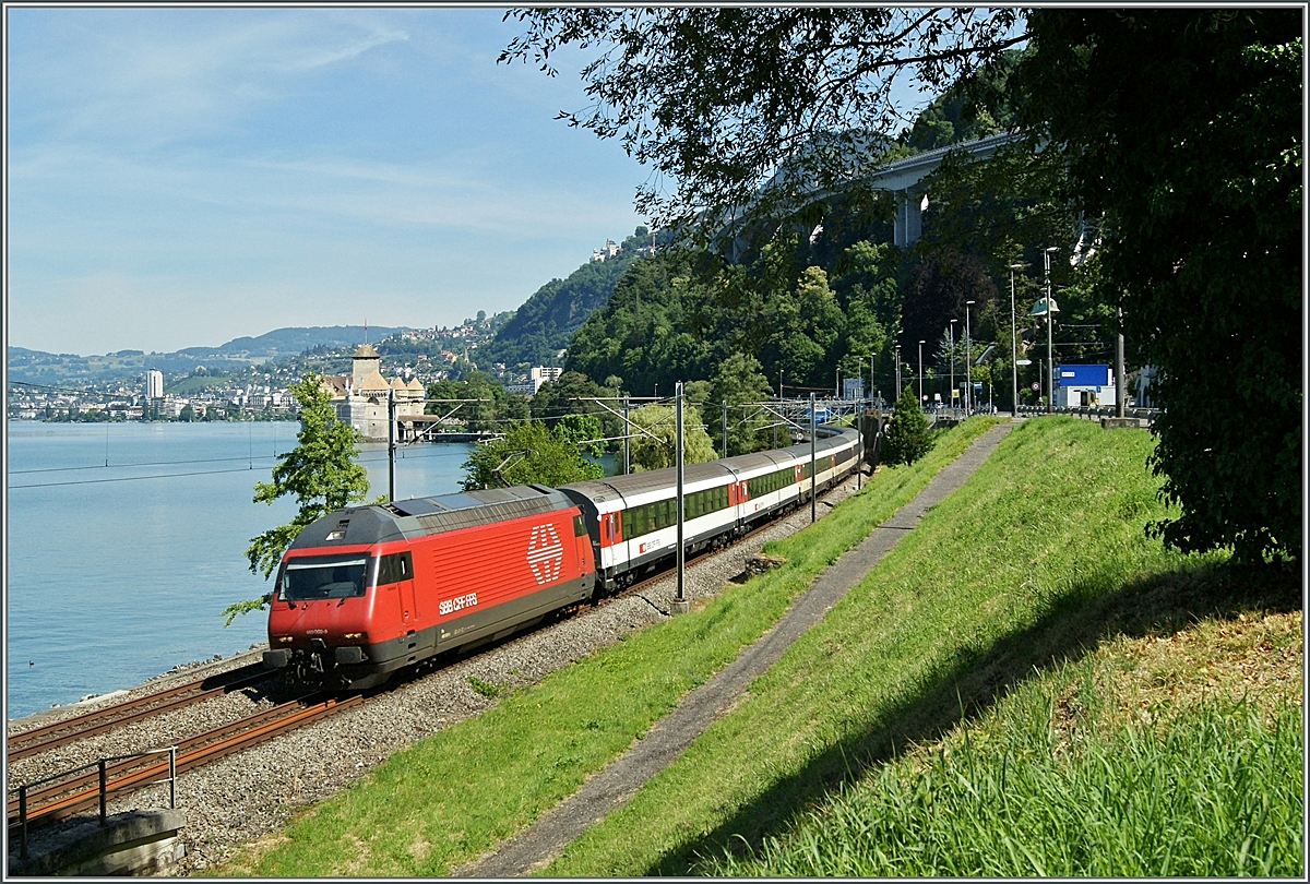 Obwohl das Château de Chillon noch immer eingerüstet ist, konnte ich es mir nicht verkneifen an dieser bewährten Fotostelle die 460 002-9 mit iherm IR 1713 abzulichten.
26. Juni 2015