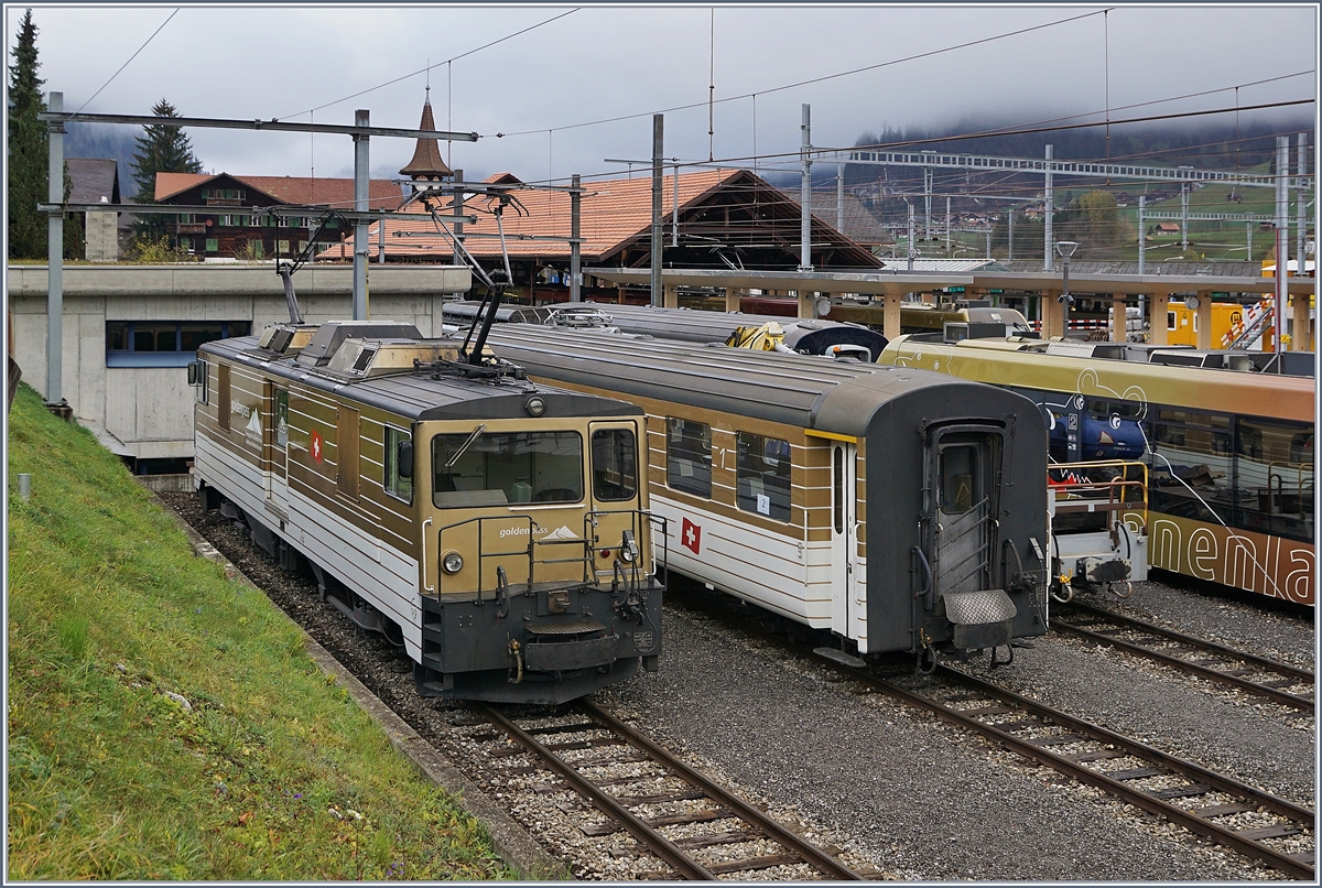 Obwohl die MOB erneut ihre Fahrzeuge umlackiert, zeigen diese in Zweisimmem Stehnden GDe 4/4 und der deklasierte A in der wenige geliebtne  GoldenPass -Gold-Lackierung.
30. Okt. 2017