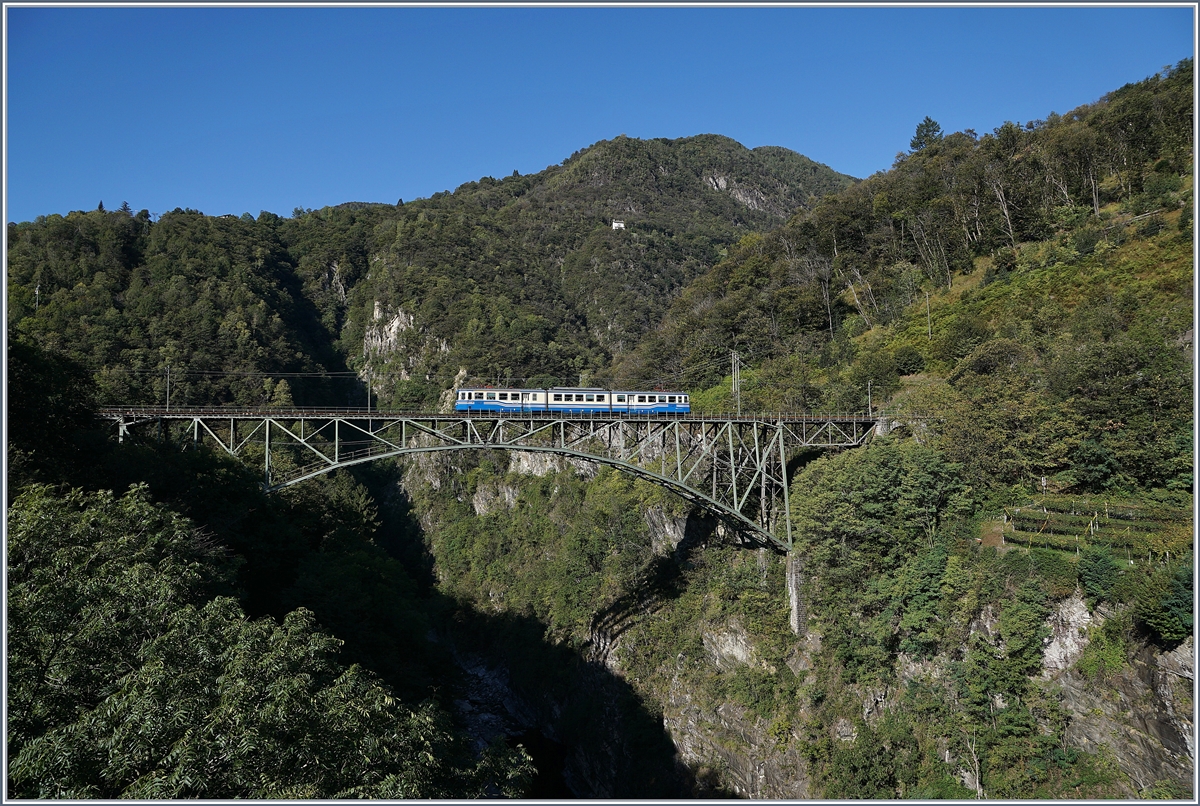 Obwohl schon oft fotografiert, reizt die Isorno Brücke bei Intragna immer wieder dazu, doch noch ein weiteres Bild anzufertigen, besonders, wenn der SSIF ABe 8/8 22  Ticino  als Regionalzug 138 von Locarno nach Domodossola die Brücke befährt

10. Okt. 2019 