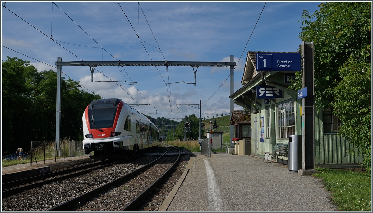 Obwohl die SNCF Sicherungstechnik und die Gleichstromfahrleitung durch SBB Signale und eine Wechselstromfahrleitung (25000 Volt 50 Hertz) ersetzt wurden, bietet die westliche SBB Strecke weiterhin ineressante Fotomotive. 
Hier verlässt der SBB Flirt (France) 522 201 die kleine, romantische Haltestelle Russin Richtung La Plaine. 
20. Juni 2016