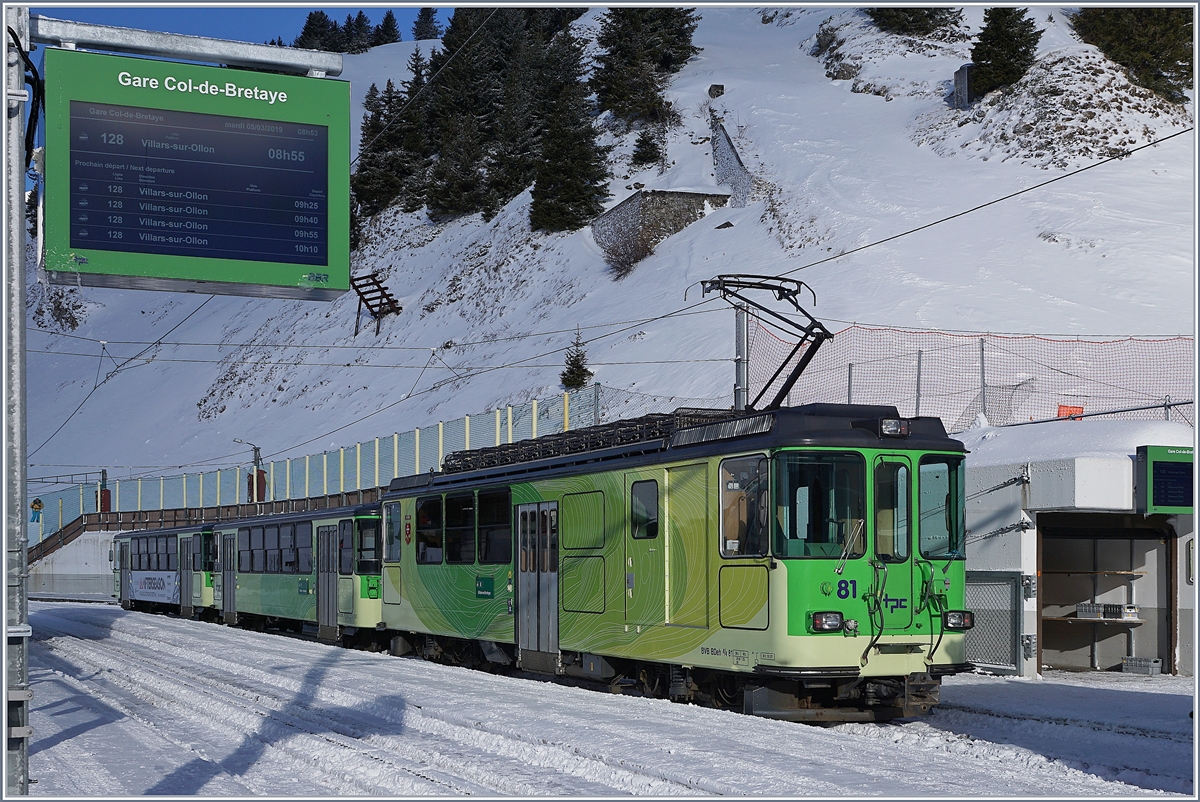 Obwohl die Strecke der BVB vom übrigen TPC Streckennetz getrennt ist, zeigt sich die Bahn im neuen TPC Farbschema.
Der BVB BDeh 4/4 81 mit dem Regionalzug 514/814 Gryon - Col-de-Bretaye (obwohl die Reisenden wähend des Bahnsteigwechsel des Zuges aus und dann wieder einsteingen mussten.)

Col-de-Bretaye, den 5. März 2019 