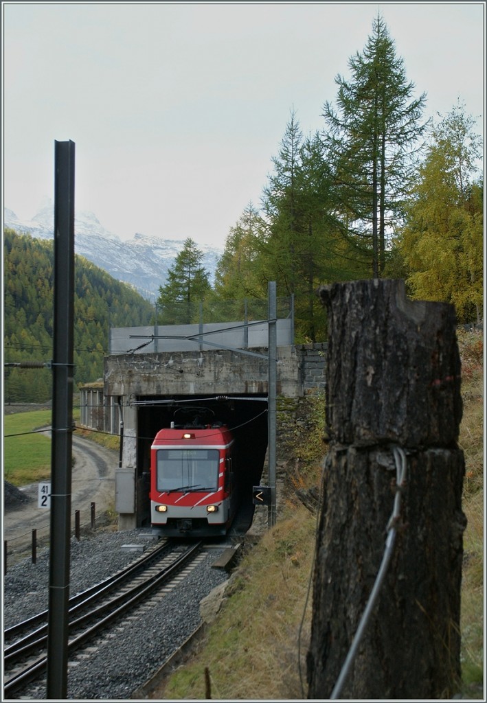 Obwohl der Wanderweg von Tsch nach Zermatt meist bei oder auf der Bahnstrecken verluft, gibt es berraschend wenig Fotostellen. Hier konnte ein  Zermatt  Shuttle bei der Einfahrt in die Dienst- und Kreuzungsstation  Kalter Boden  fotografiert werden.
21. Okt. 2013