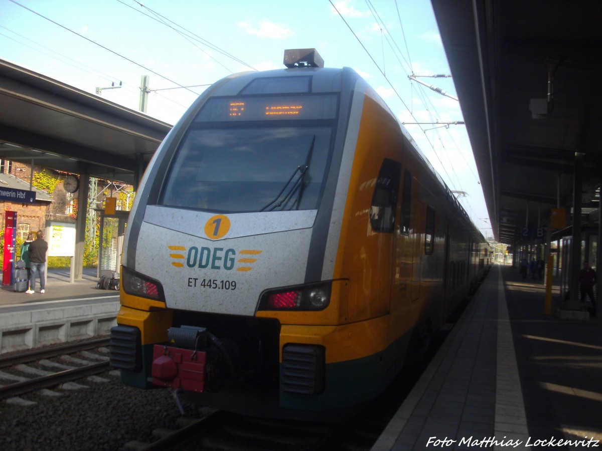 ODEG 445.109 als RE2 mit ziel Wismar im Bahnhof Schwerin Hbf am 15.9.14