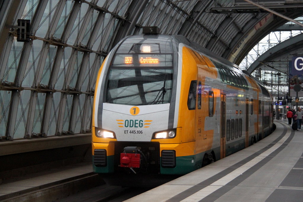 ODEG-Kiss von Rathenow nach Cottbus bei der Ausfahrt im Berliner Hbf.26.09.2014