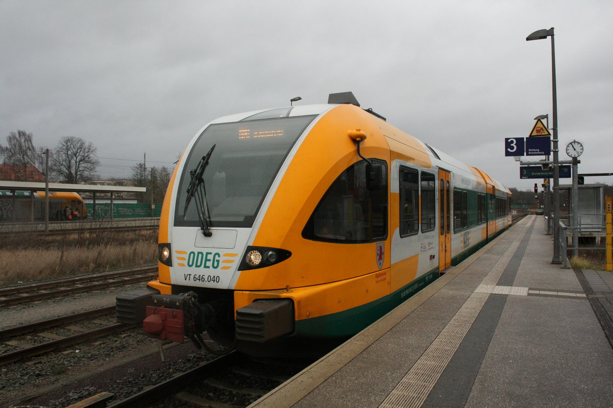 ODEG VT 646.040 als RB51 mit ziel Brandenburg Hbf im Bahnhof Rathenow am 4.1.20