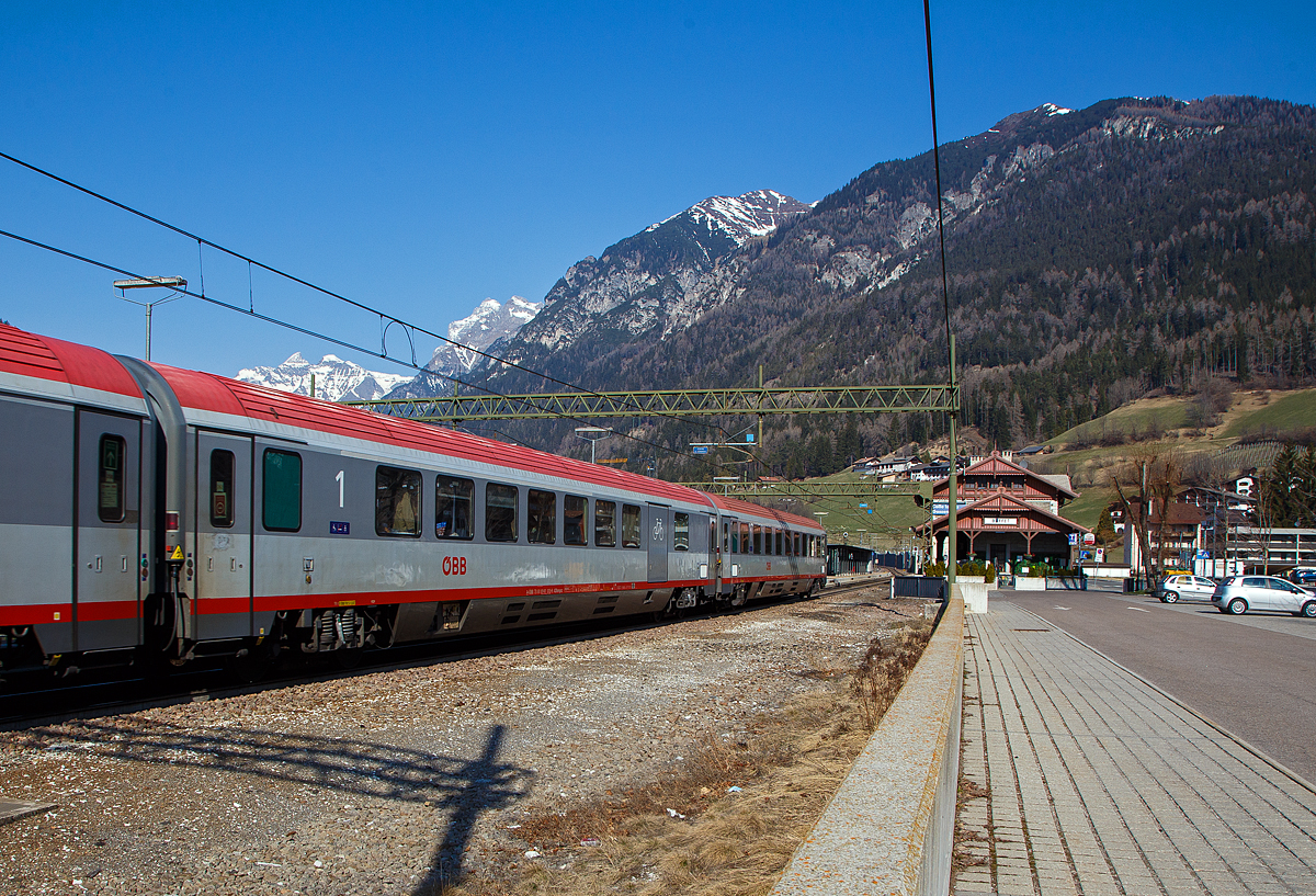 ÖBB 1. Klasse Großraumwagen mit Gepäck- und Fahrradabteil der Bauart ADbmpsz 73, (modernisierter Eurofima-Wagen), A-ÖBB 73 81 81-91 014-7 ADbmpsz eingereiht als Wagen 262 in den EC 1281München - Venedig Santa Lucia bei der Zugdurchfahrt am 27.03.2022 im Bahnhof Gossensaß (I). Der Wagen hat an jeder Seite zusätzlich eine breite Fahrradtür.

TECHNISCHE DATEN:
Hersteller: TS-Werk Simmering
Spurweite: 1.435 mm
Länge über Puffer: 26 400 mm
Drehzapfenabstand: 19.000 mm
Achsstand: 21.500 mm
Achsstand im Drehgestell: 2.500 mm
Drehgestellbauart: Minden-Deutz 522
Leergewicht: 49 t
Höchstgeschwindigkeit: 200 km/h
Sitzplätze: 27 (1.Klasse)
Abteile: 1 Großraum
Dienstabteil: 1
Toiletten: 1 (Rollstuhlgerecht, geschlossenes System)
