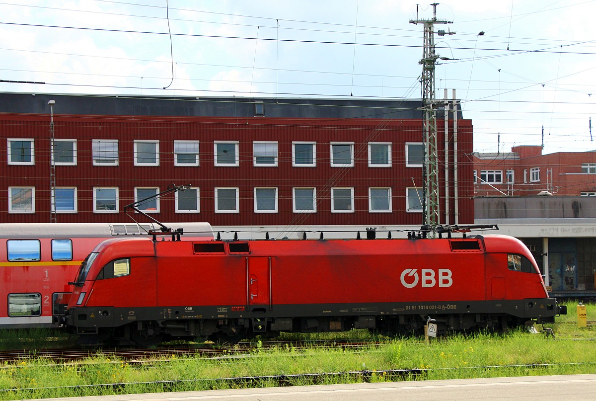 ÖBB 1016 021-9 versteckte sich dann am Bremer Hbf zwischen einigen Dosto Wagen. Bremen 11.06.2022