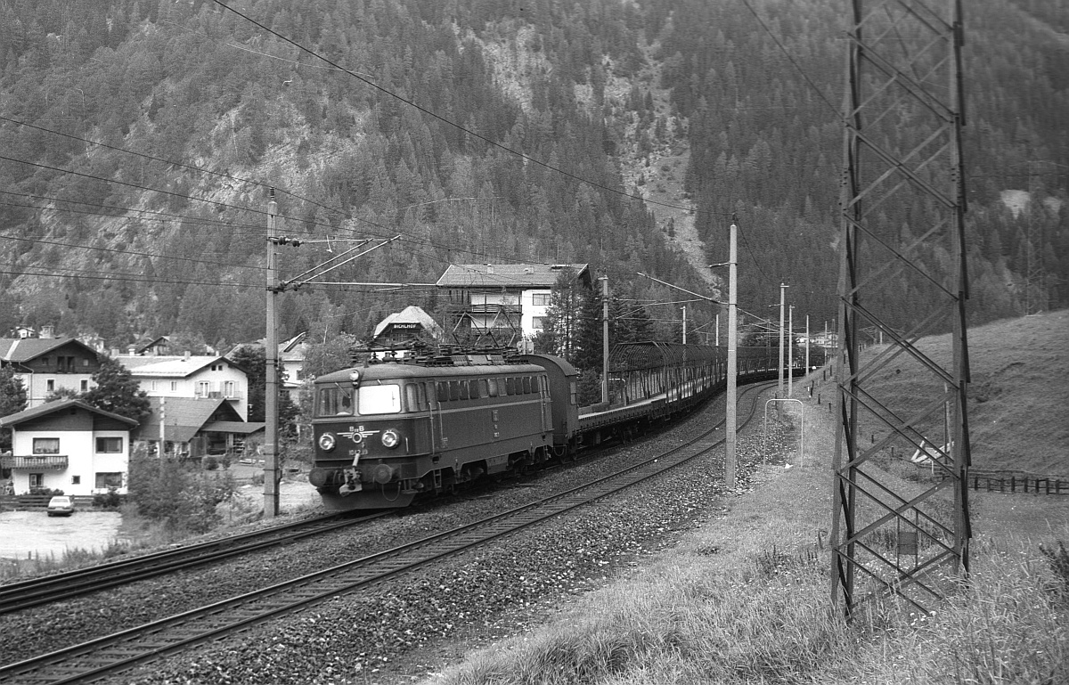 ÖBB 1042.19 mit Autoüberstellzug Einfahrt Mallnitz 11.09.1980