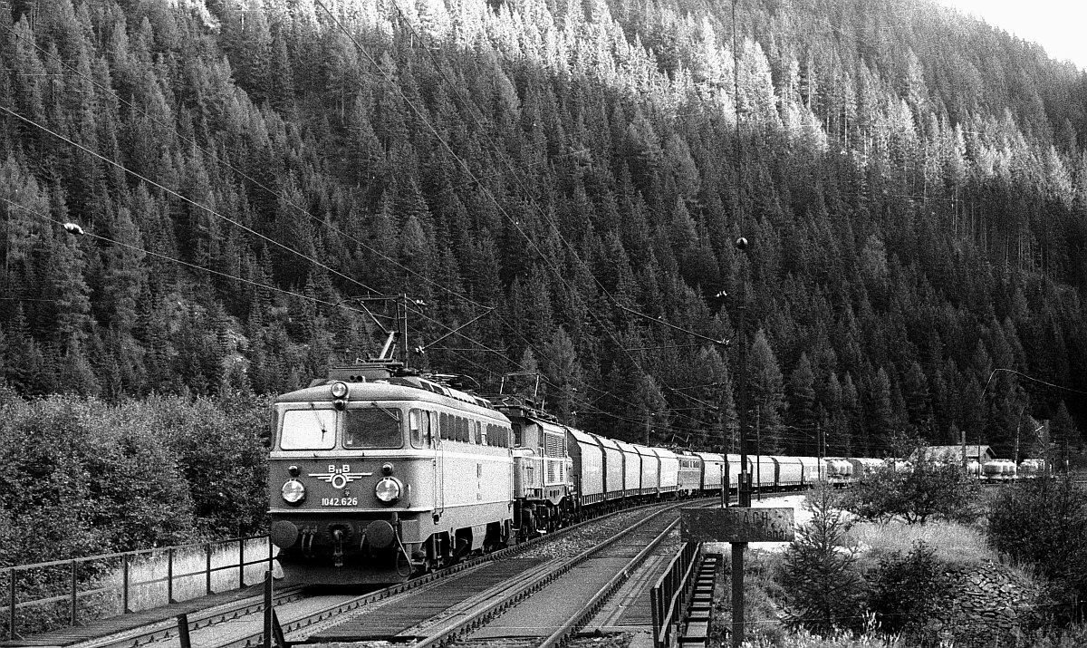 ÖBB 1042.626 + 1020.02 Hp Tauerntunnel 06.09.1980