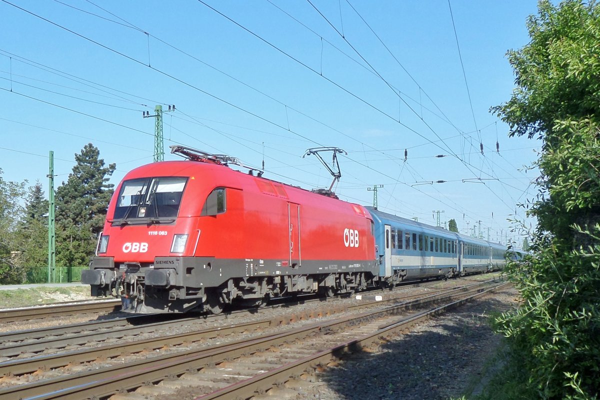 ÖBB 1116 063 verlässt am 5 Mai 2016 Hegyeshalom.