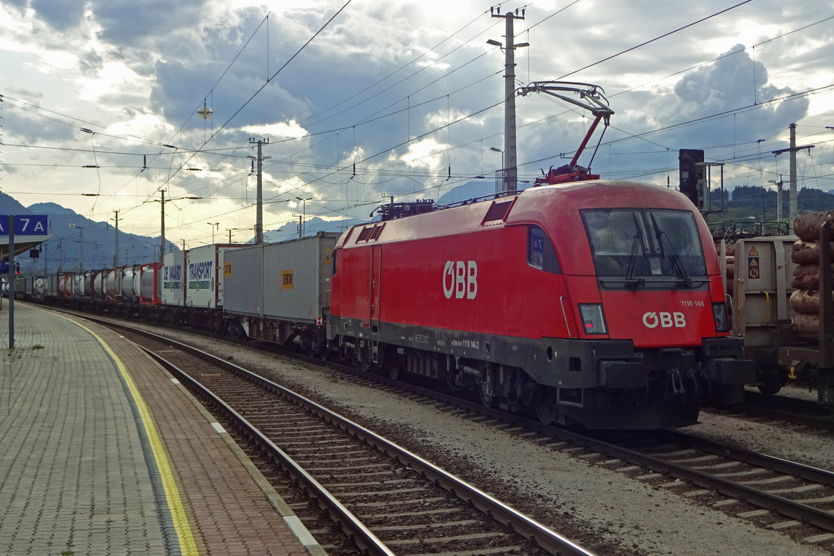 ÖBB 1116 146 schiebt ein Guterzug aus Wörgl aus am 16 September 2019.