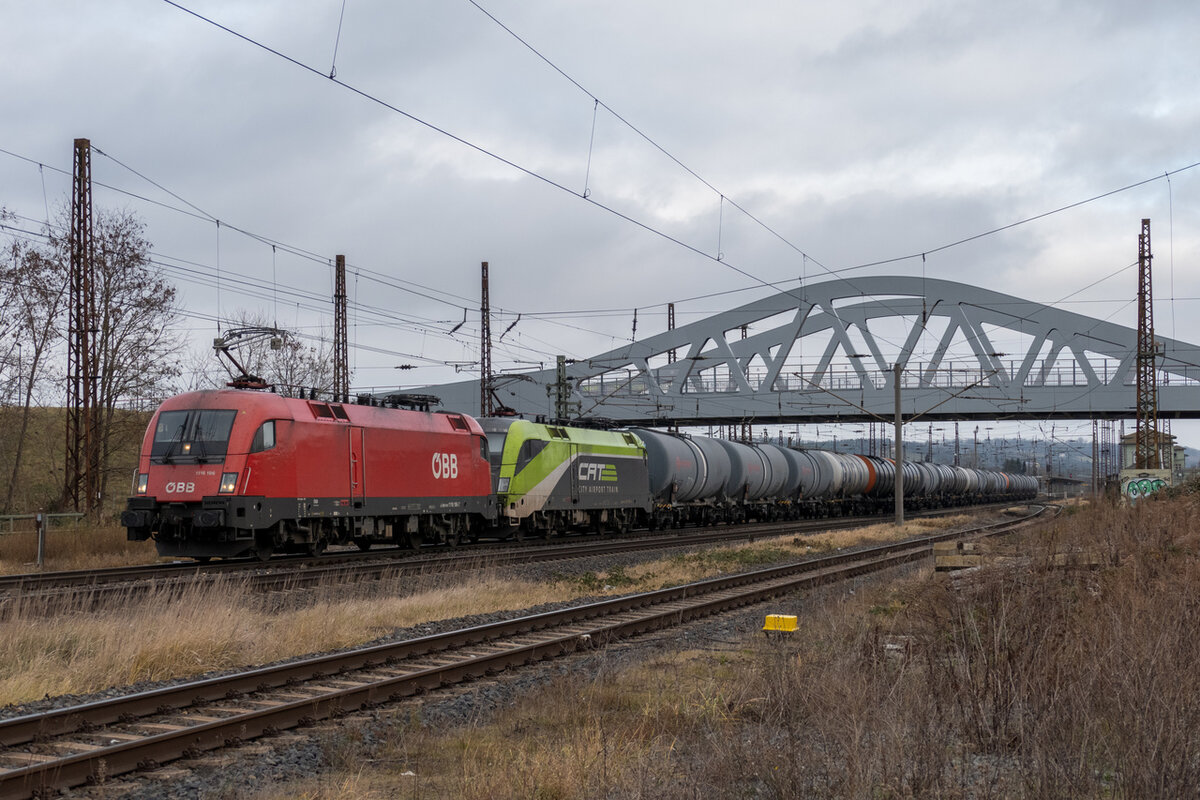 ÖBB 1116 196 + 1016 016 mit Kesselwagen Richtung Bad Kösen, am 15.12.2021 in Naumburg (Saale) Hauptbahnhof. (Foto: Orlabahner)