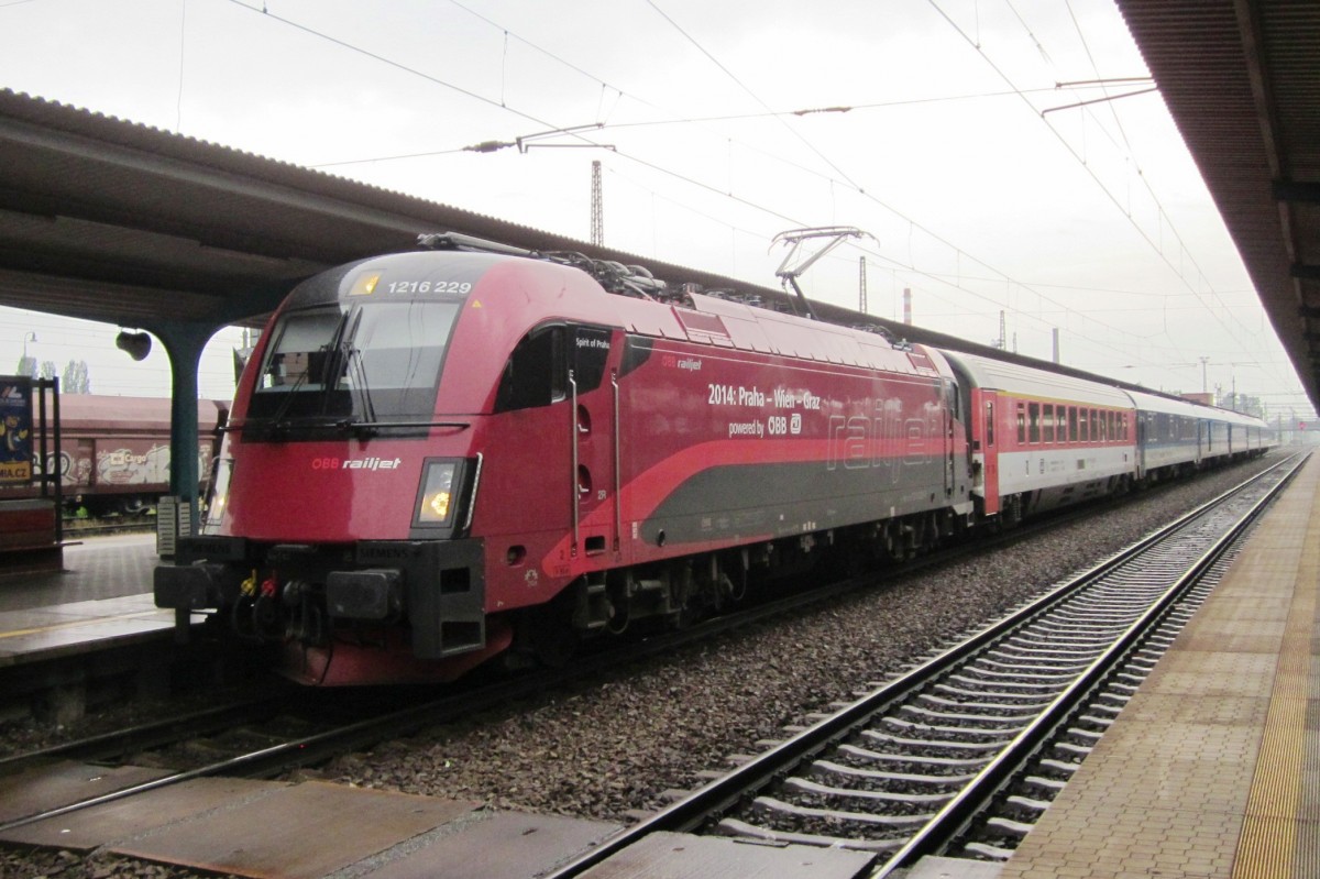 ÖBB 1216 229 in RailJet-Farben steh am 2 Juni 2013 in Pardubice. 