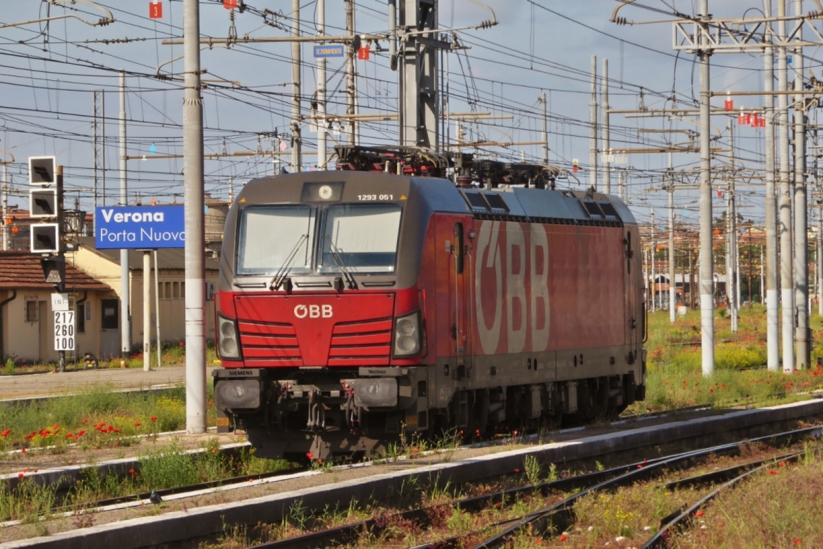 BB Lok 1293 051-9 wartet auf einem Nebengleis im Verona Porta Nuova auf ihren nchsten Einsatz. 09.05.2025