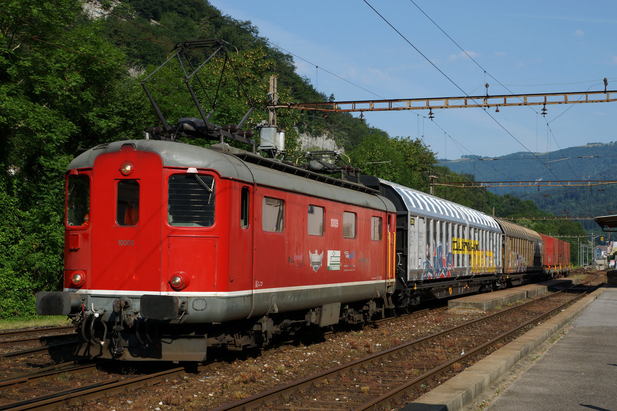 OeBB: Re 4/4 4/4 I 10009 wartete am 11. Juli 2016 auf der Station Klus bei Balsthal die Kreuzung mit dem DOMINO ab.
Foto: Walter Ruetsch 