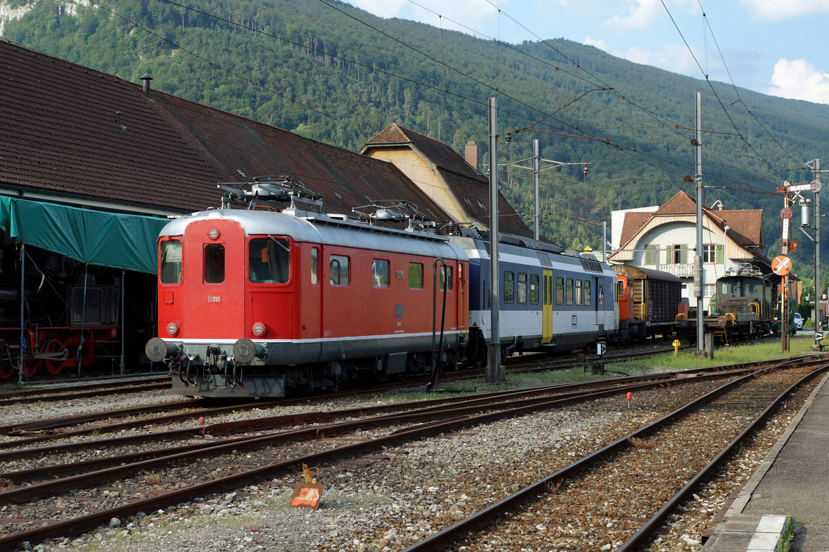 OeBB: Re 4/4 I 10016 mit NPZ-Motorwagen in Balsthal am 11. Juli 2016.
Foto: Walter Ruetsch