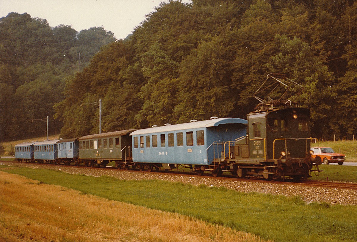 OeBB: Regionalzug mit Ce 2/2 102, D2 und sämtlichen zur Verfügung stehenden vier Personenwagen auf der Fahrt nach Balsthal im September 1979.
Foto: Walter Ruetsch