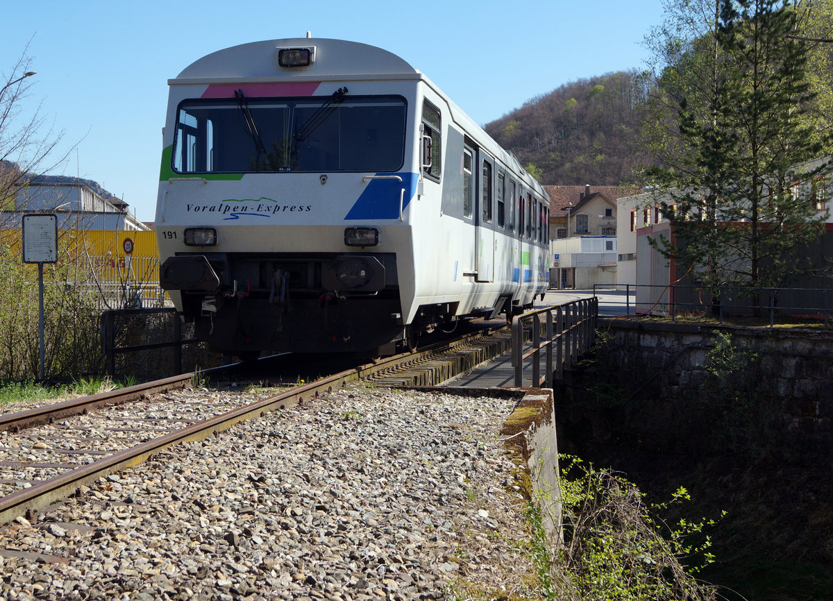 OeBB: Seit dem 9. April 2017 ist der ehemalige SOB Steuerwagen BDt 50 48 80-35 191-2 in der Klus bei Balsthal abgestellt. Beim IFA ersetzt er den ehemaligen BLS Be 2/4 201 aus dem Jahre 1935. Wie meine unter BB.de ID 854632 eingestellte Aufnahme vom 17. Mrz 2015 zeigt, befindet sich dieses Fahrzeug in einem derart schlechten Zustand, dass es demnchst abgebrochen wird (10.4.2017).
Foto: Walter Ruetsch
   