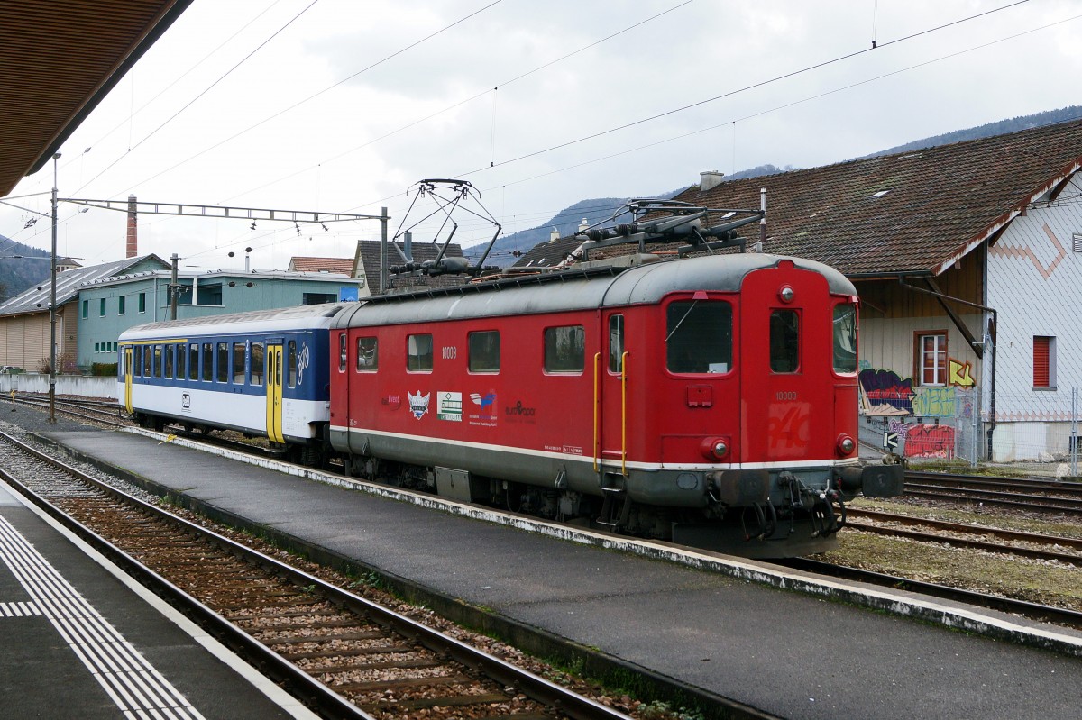 OeBB: Sonderzug bestehend aus der Re 4/4 | 10009 und einem OeBB ABt ex SBB am 11. Dezember 2014 in Balsthal auf die Abfahrt nach Oberburg wartend.
Bahnsujets der Woche 50/2014 von Walter Ruetsch
