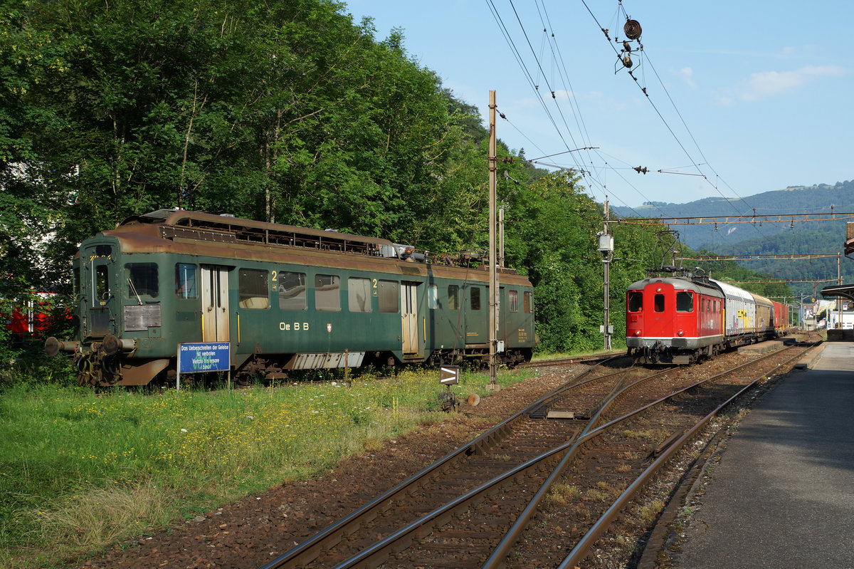 OeBB: Zusammentreffen der ehemaligen in der Zwischenzeit bereits historisch gewordenen SBB Fahrzeugen BDe 4/4 651 und Re 4/4 I 10009 in der Klus bei Balsthal am 11. Juli 2016.
Foto: Walter Ruetsch