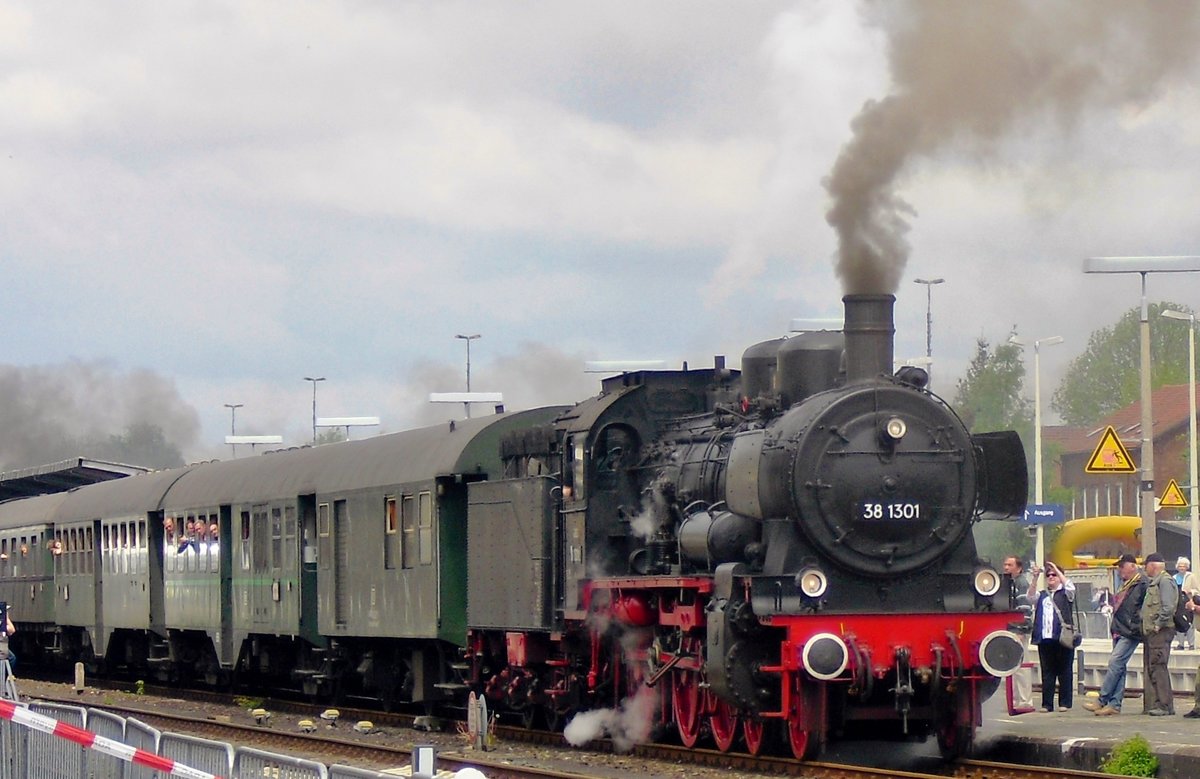 ÖGEG 38 1301 steht mit Umbau-Wagen am 22 Mai 2010 in Neuenmarkt-Wirsberg. 