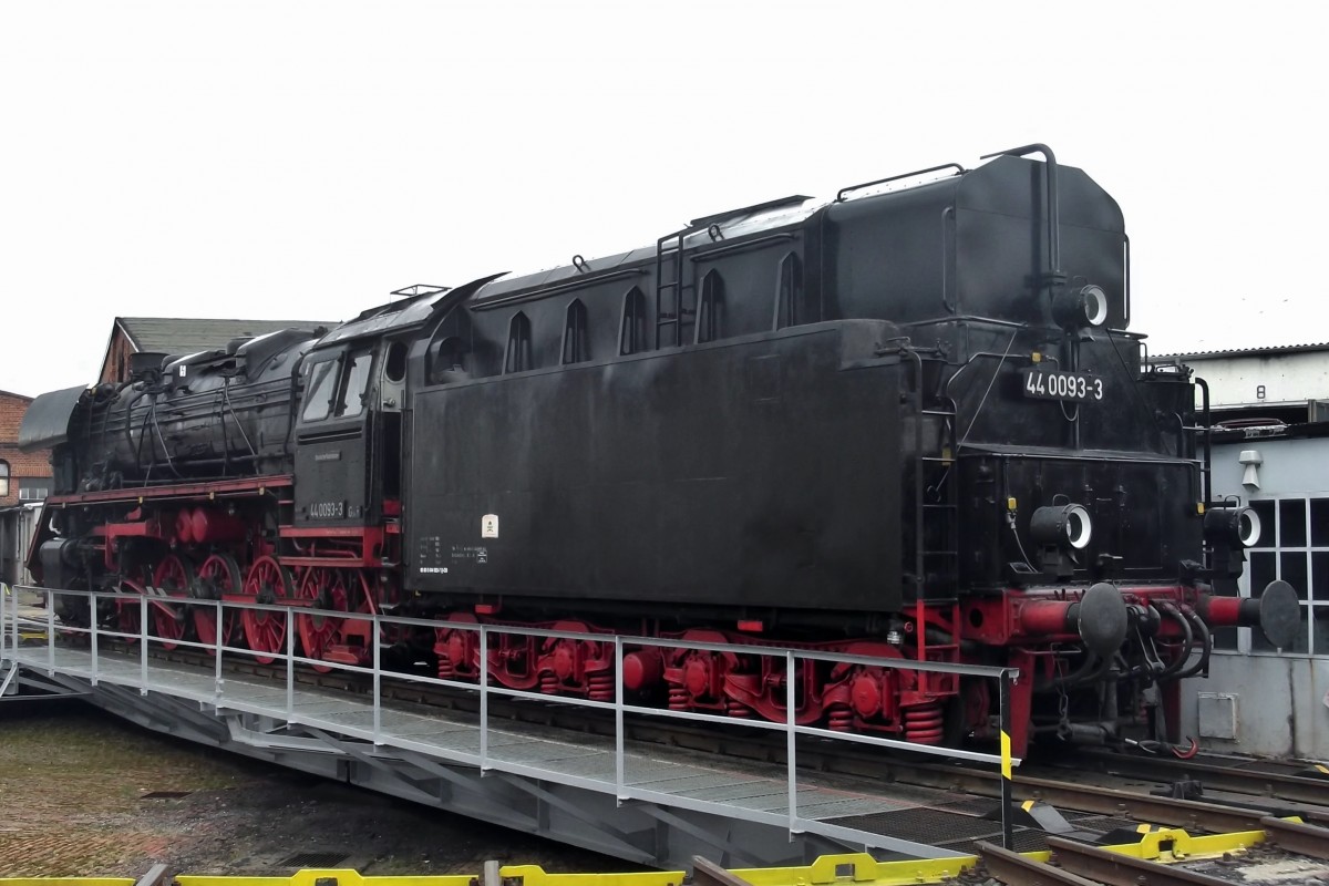 ljumbo 44 0093 steht auf die Drehscheibe ins Bw Arnstadt am 19 September 2015.